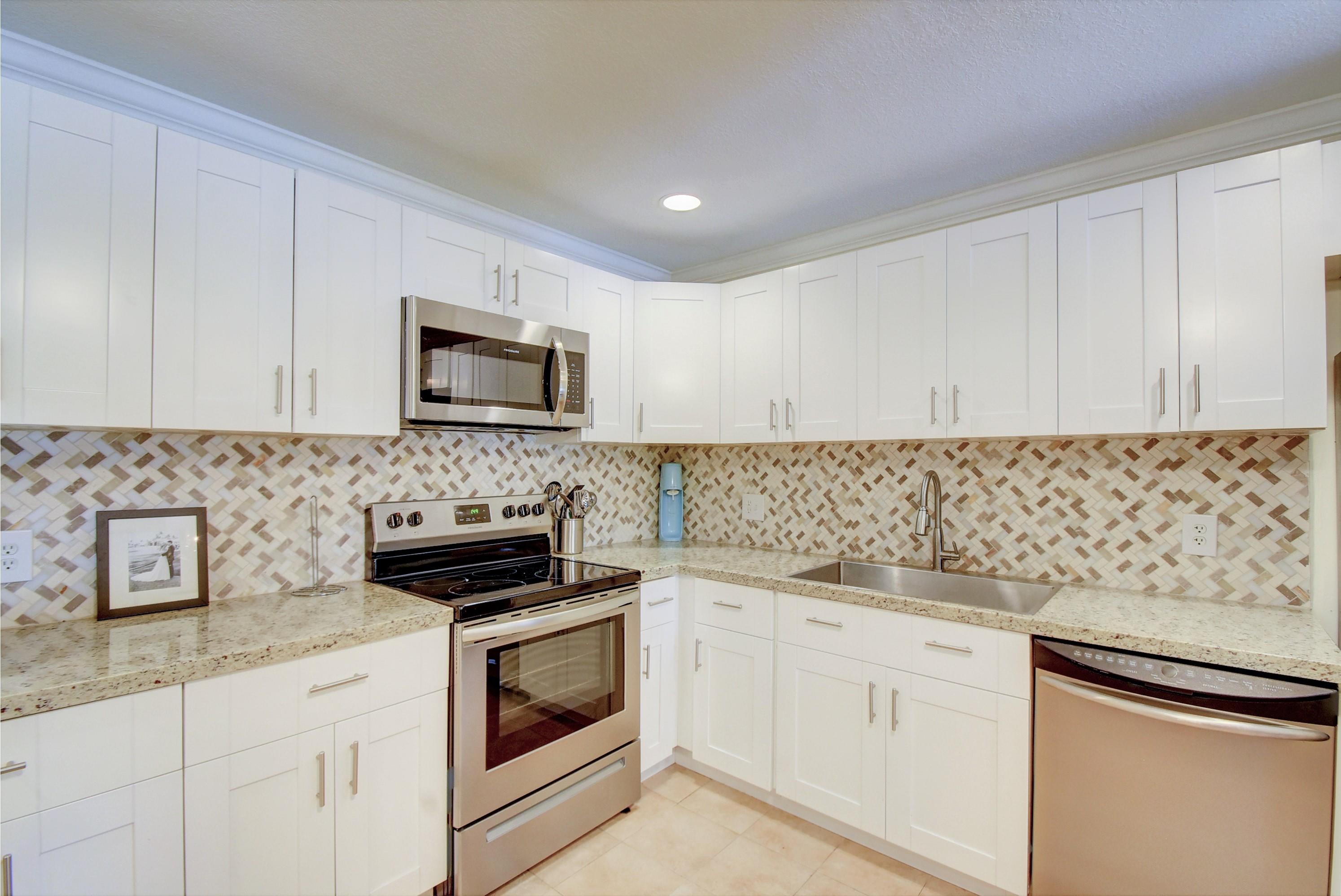 5521 Coach House Circle, Unit F Boca Raton, FL 33486 - Photo 4 of 19 Kitchen
