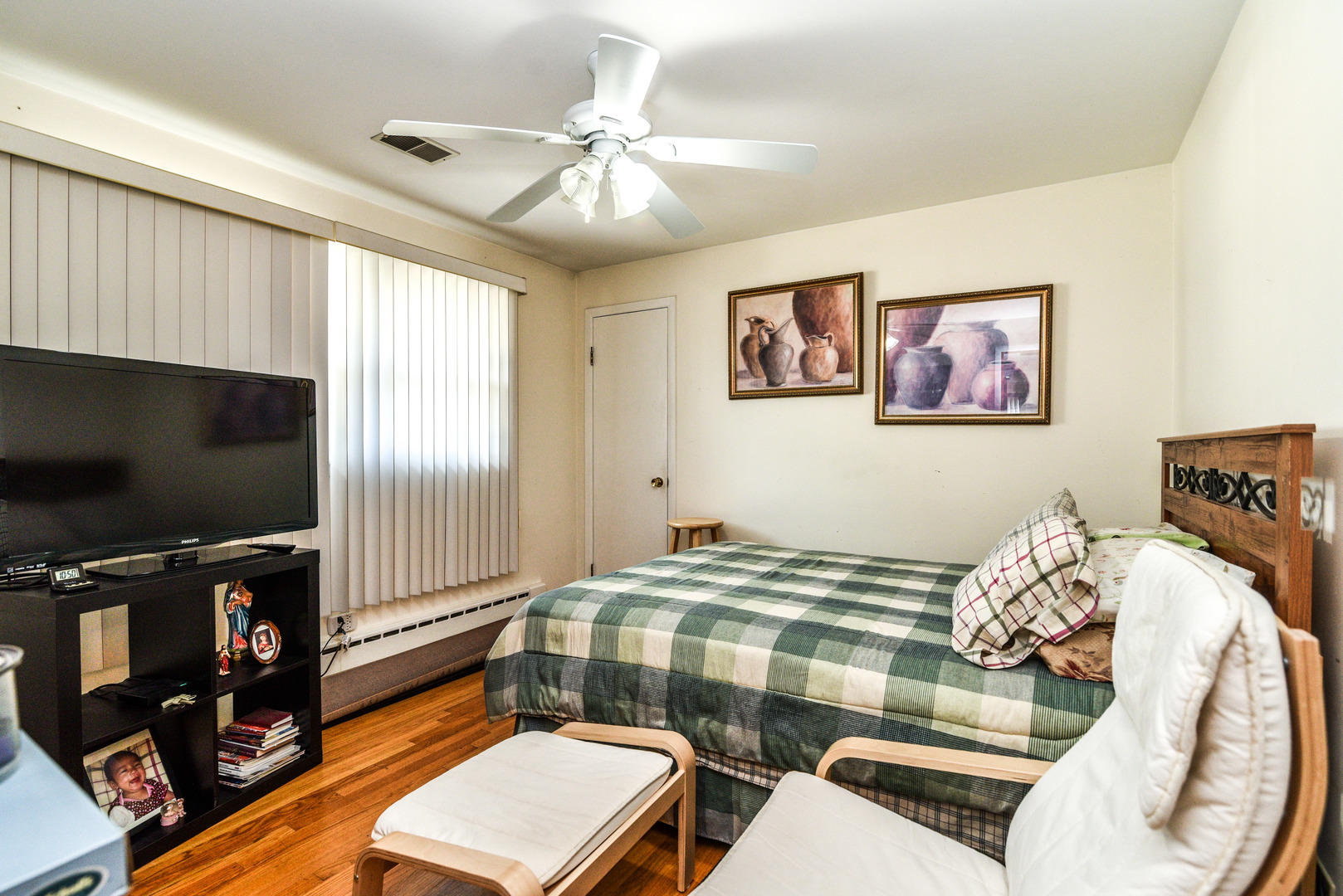 5149 State Road Burbank, IL 60459 - Photo 14 of 36 a bedroom with a bed and a flat screen tv