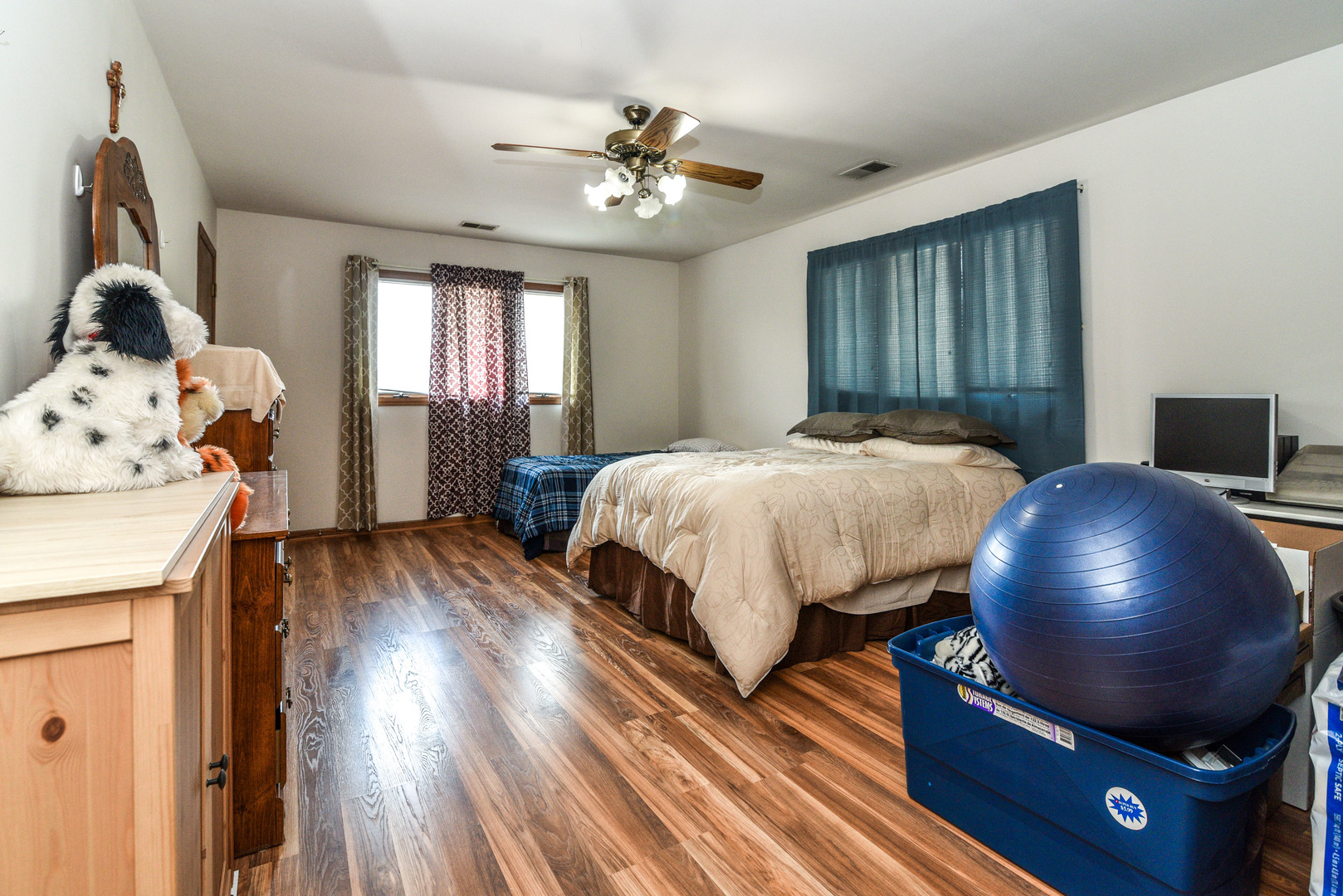 5149 State Road Burbank, IL 60459 - Photo 22 of 36 a bedroom with a bed and wooden floor