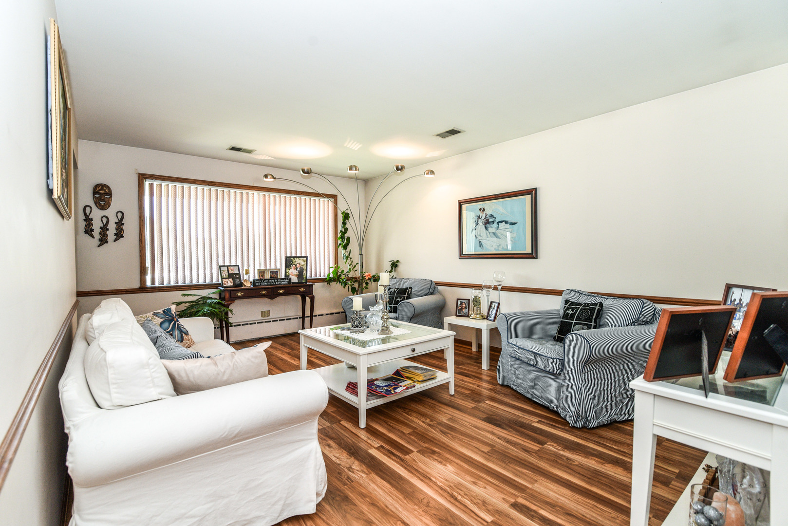 5149 State Road Burbank, IL 60459 - Photo 4 of 36 a living room with furniture and wooden floor