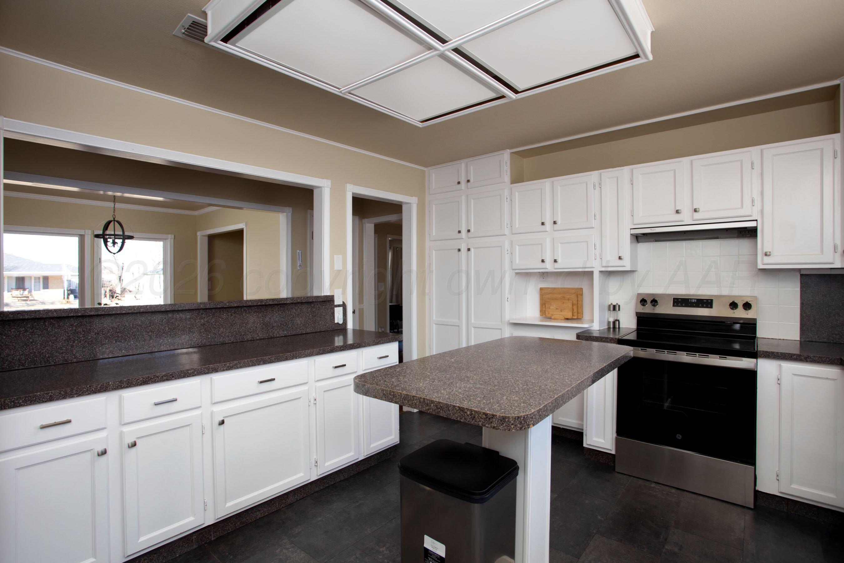 2223 Peach Tree Street Amarillo, TX 79109 - Photo 13 of 34 Kitchen towad Dining Room