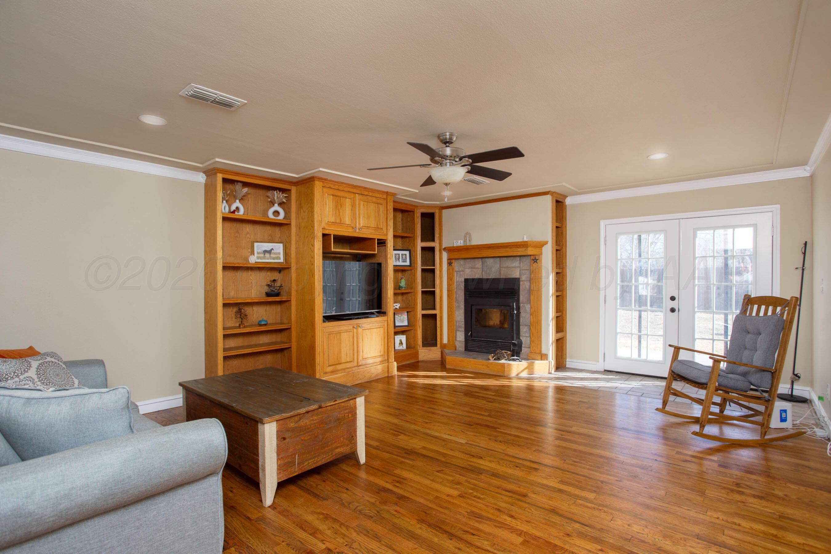 2223 Peach Tree Street Amarillo, TX 79109 - Photo 3 of 34 Living Room