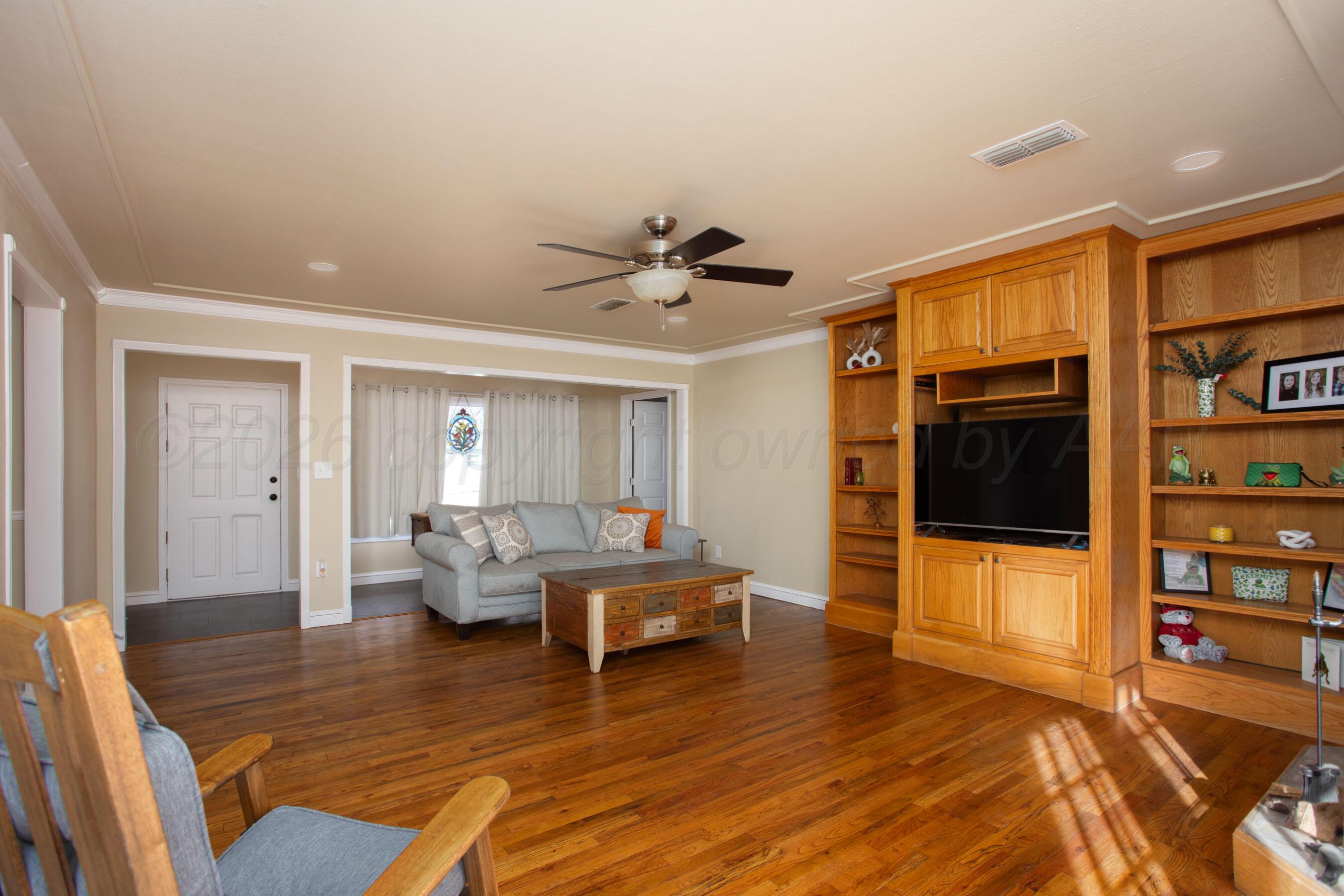2223 Peach Tree Street Amarillo, TX 79109 - Photo 4 of 34 Living Room.2