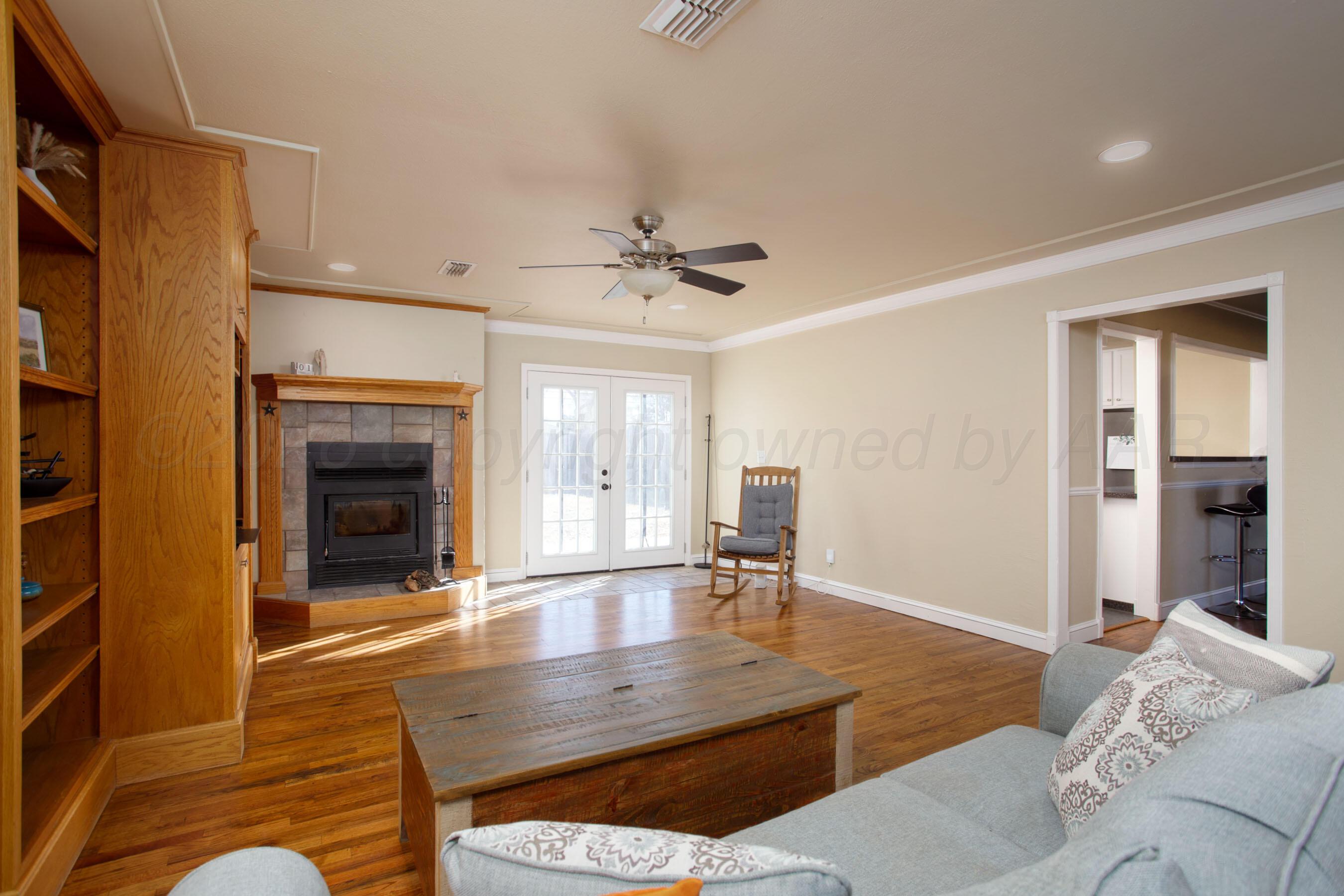 2223 Peach Tree Street Amarillo, TX 79109 - Photo 6 of 34 Living Room.4