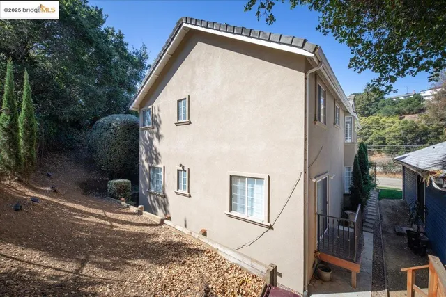 a view of backyard of the house
