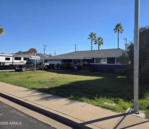 a view of a yard with a house
