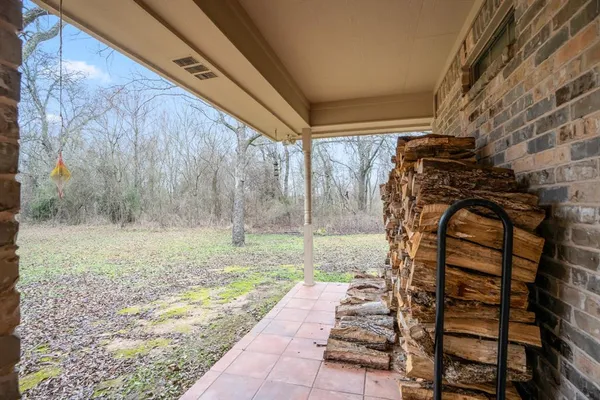 a view of a backyard with pathway