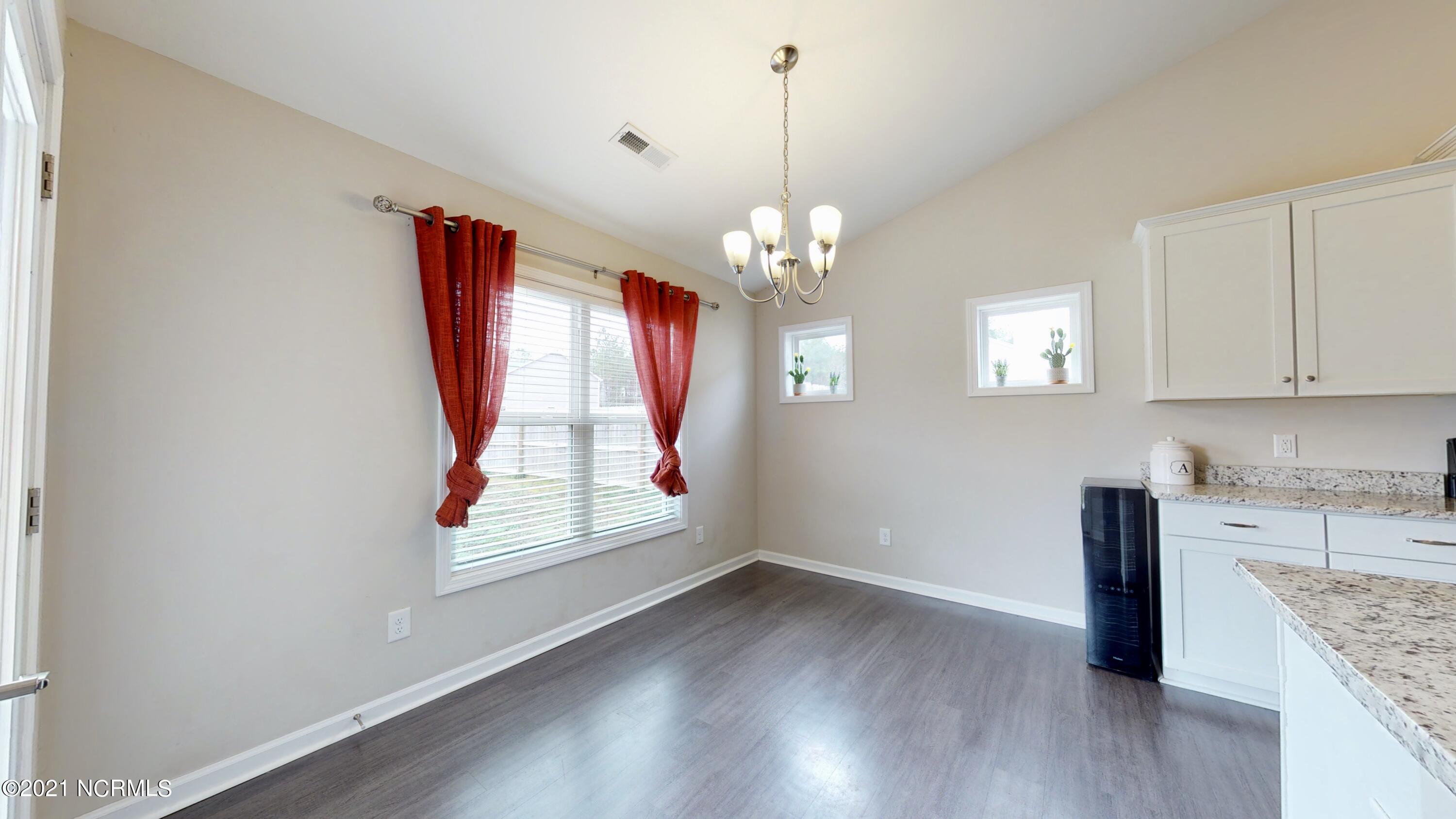 339 Station House Road New Bern, NC 28562 - Photo 11 of 34 DINING ROOM COMBO