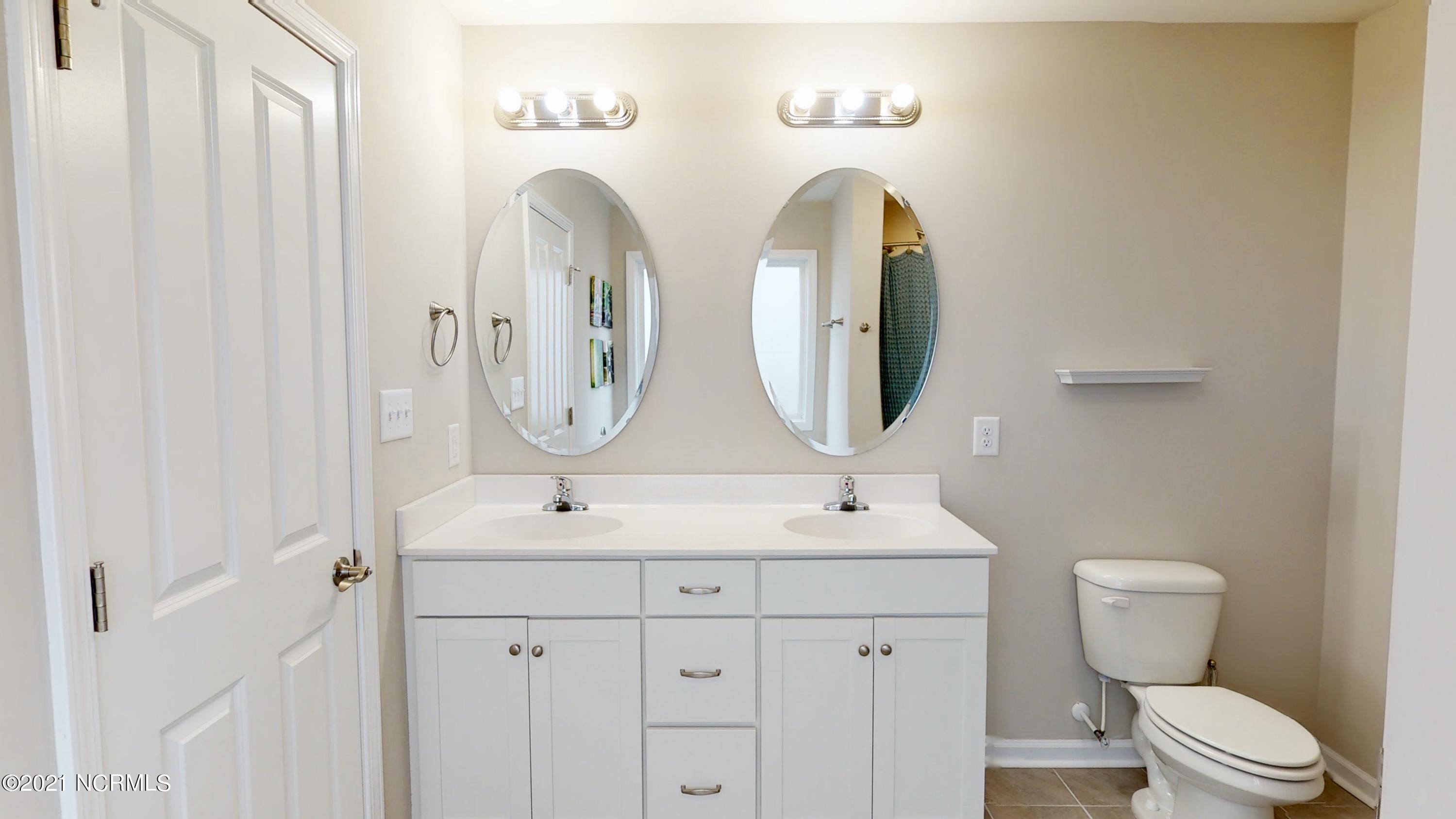 339 Station House Road New Bern, NC 28562 - Photo 22 of 34 MASTER BATH