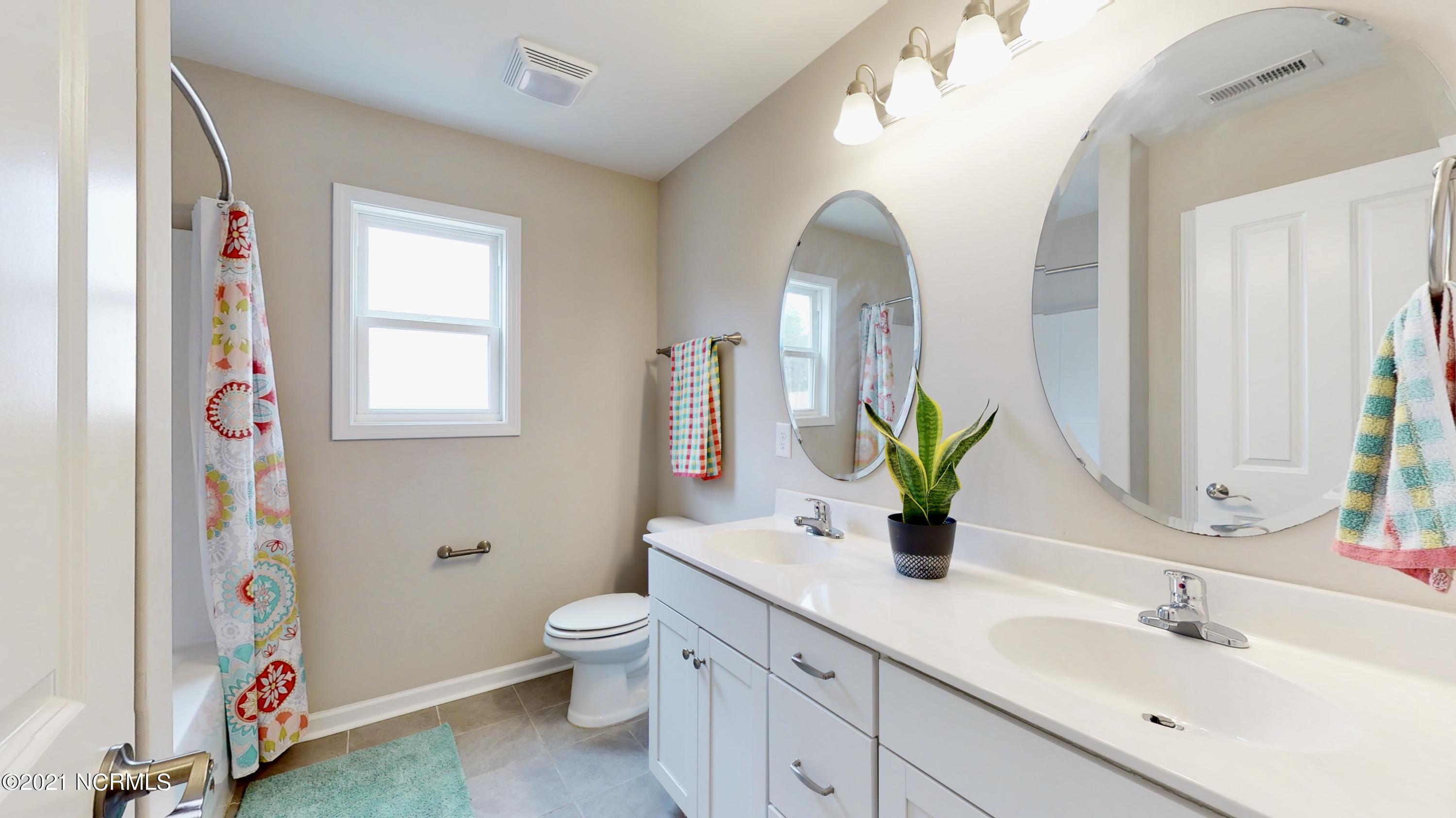 339 Station House Road New Bern, NC 28562 - Photo 28 of 34 HALL BATH