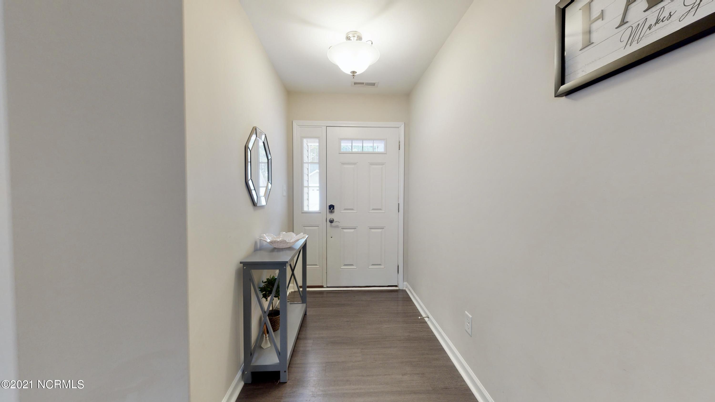339 Station House Road New Bern, NC 28562 - Photo 4 of 34 FOYER