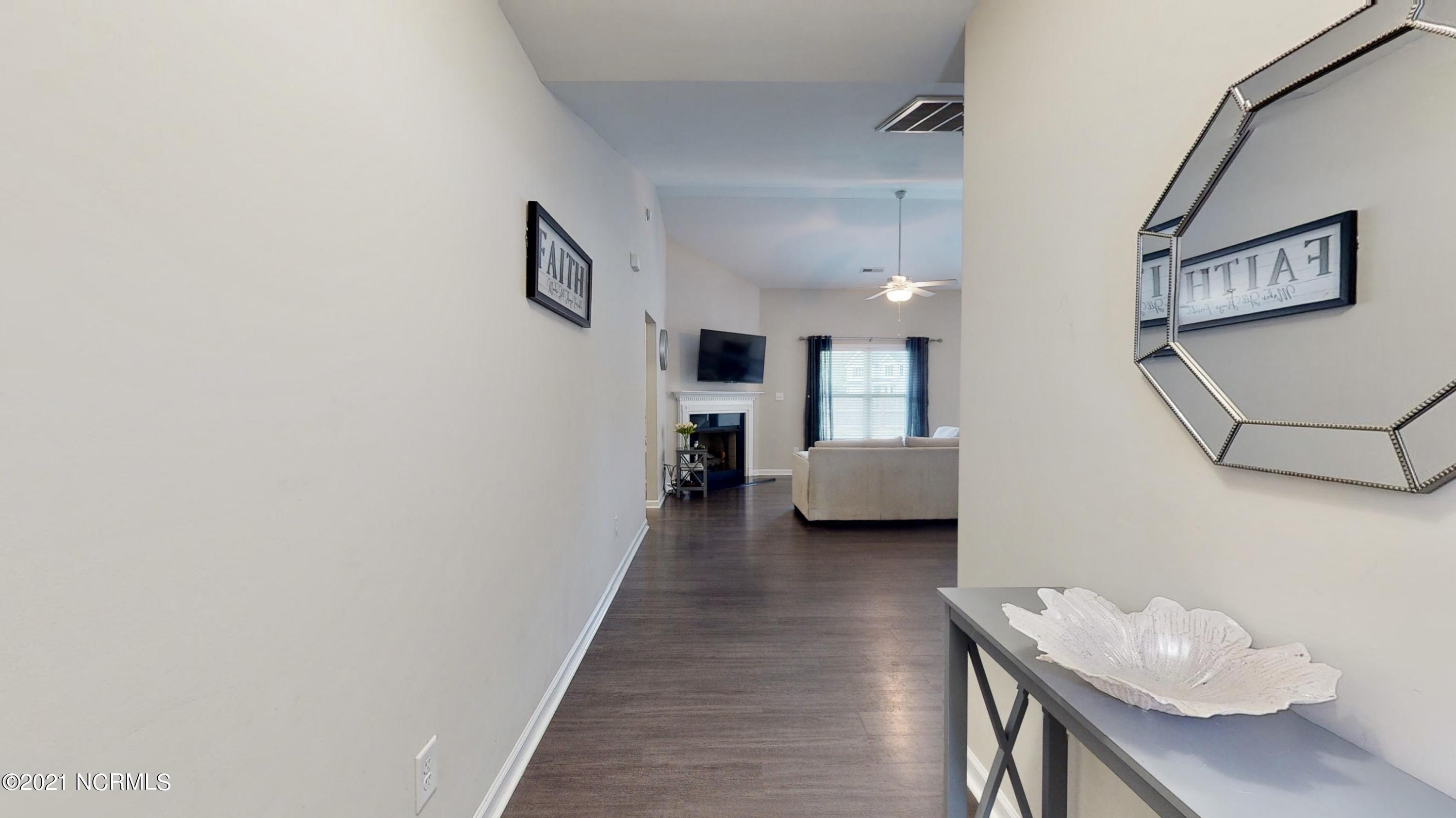 339 Station House Road New Bern, NC 28562 - Photo 5 of 34 FOYER