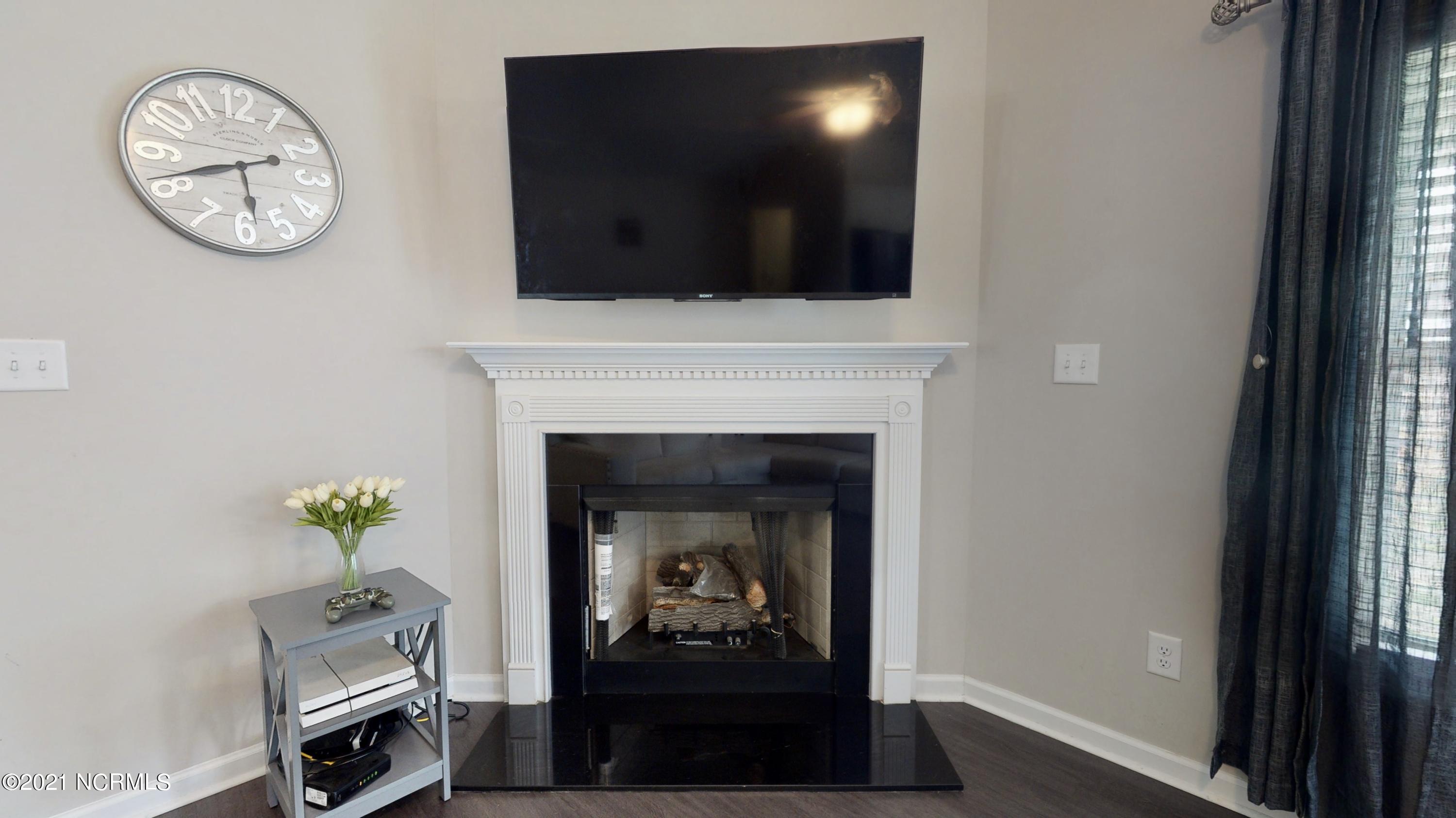 339 Station House Road New Bern, NC 28562 - Photo 8 of 34 FIREPLACE