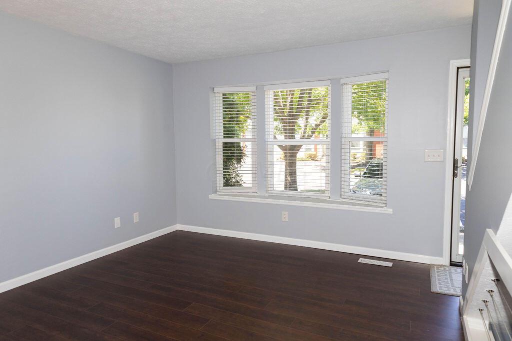 995 Annagladys Drive, Unit R2 Columbus, OH 43085 - Photo 3 of 21 Living room