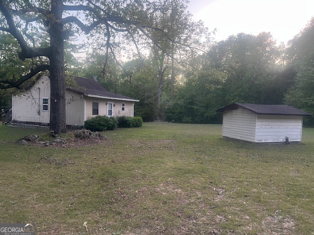 9742 South Sparta Davisboro Road Warthen, GA 31094 - Photo 7 of 39 a backyard of a house with plants and large tree