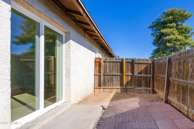 a view of a entrance gate of the house
