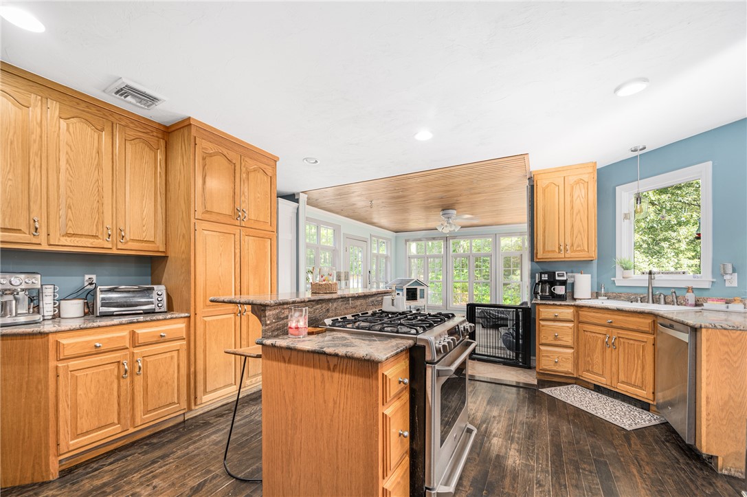 291 Old Oxford Road North Smithfield, RI 02896 - Photo 8 of 50 Gallery Image 8