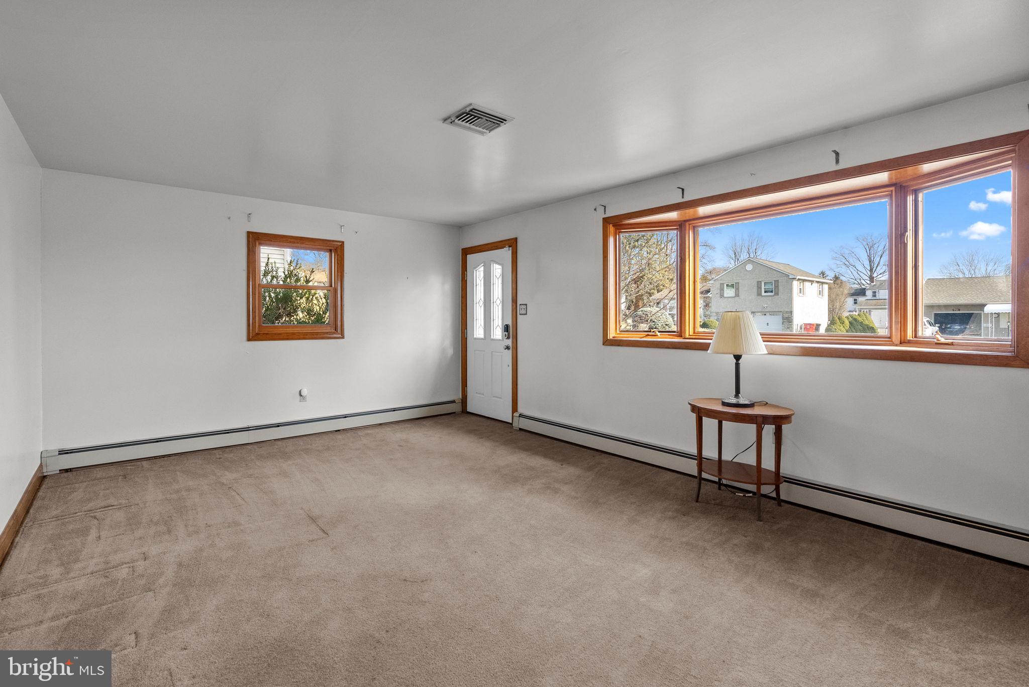 710 Middle Road Warminster, PA 18974 - Photo 4 of 33 Living Room