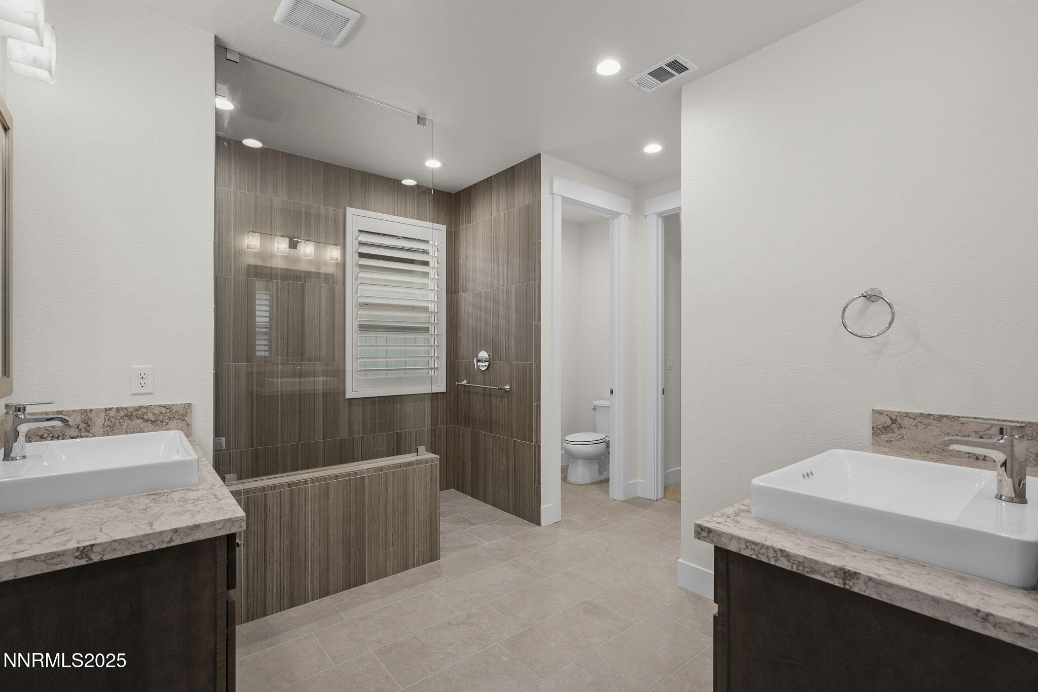 5513 Western Rider Trail Reno, NV 89511 - Photo 13 of 36 a bathroom with a granite countertop sink a mirror and a bathtub