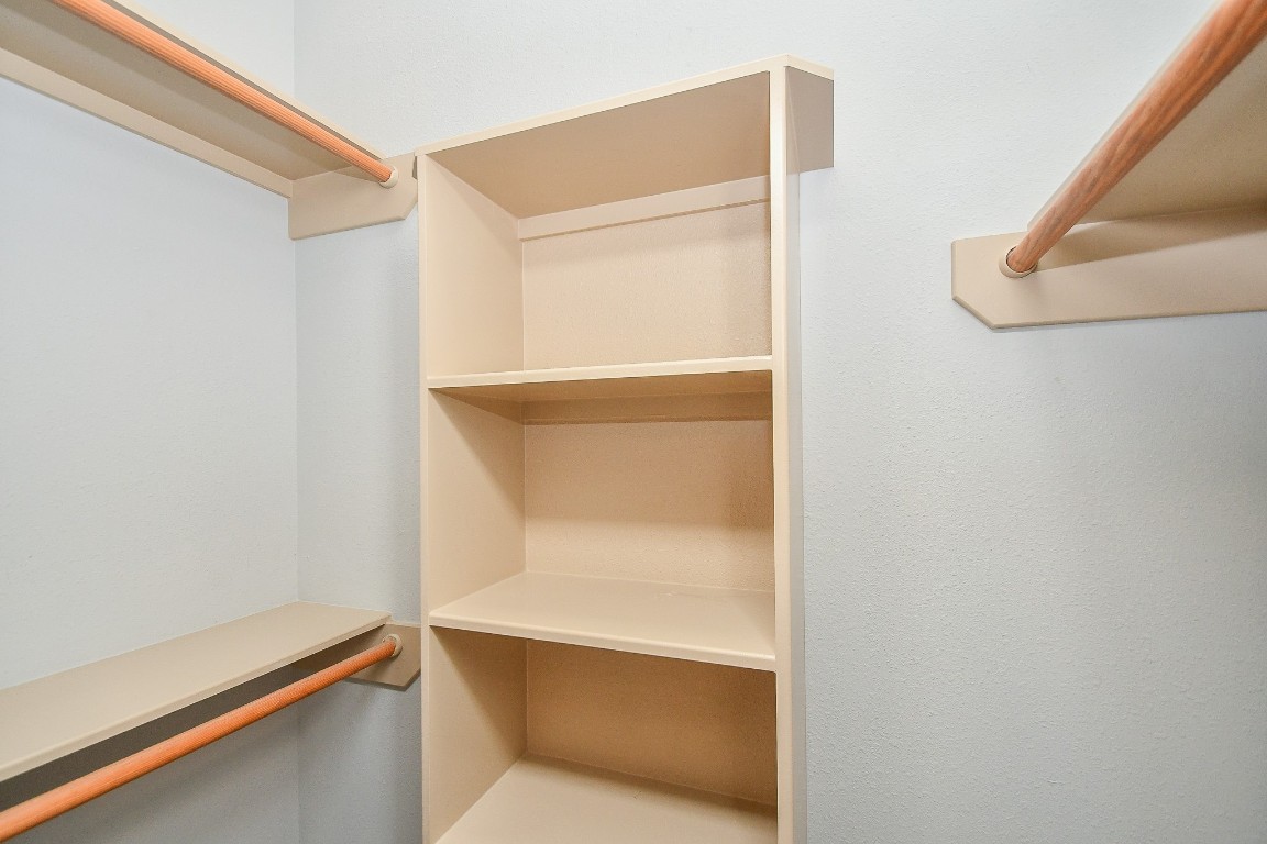 2422 Navigation Boulevard, Unit A Houston, TX 77003 - Photo 19 of 32 Second primary bedroom closet