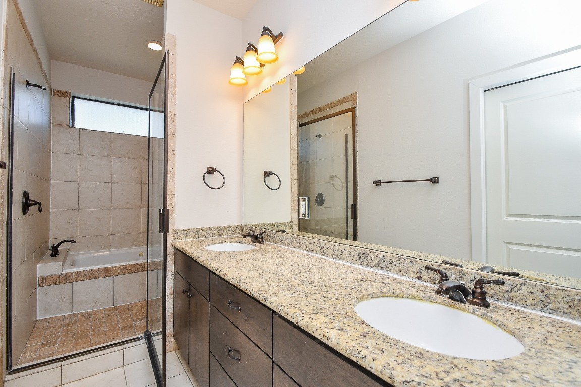 2422 Navigation Boulevard, Unit A Houston, TX 77003 - Photo 20 of 32 Dual Sinks + Separate Tub & Shower in the primary bathroom
