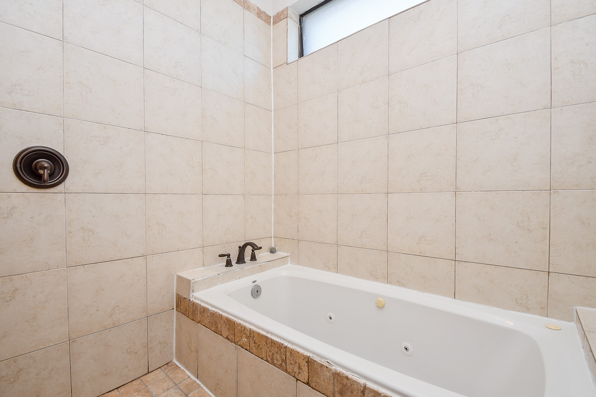 2422 Navigation Boulevard, Unit A Houston, TX 77003 - Photo 21 of 32 a bathroom with a bathtub