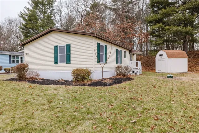a view of a house with backyard