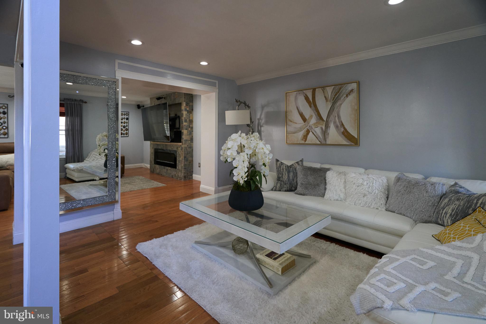 8905 Springview Road Philadelphia, PA 19115 - Photo 14 of 59 Living Room