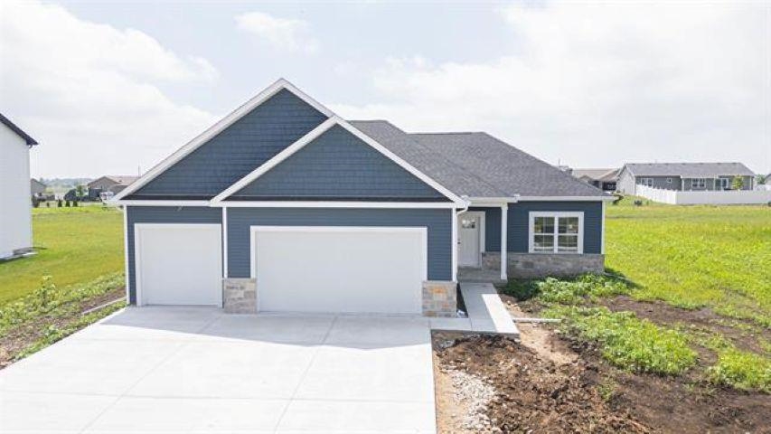 a view of a house with backyard