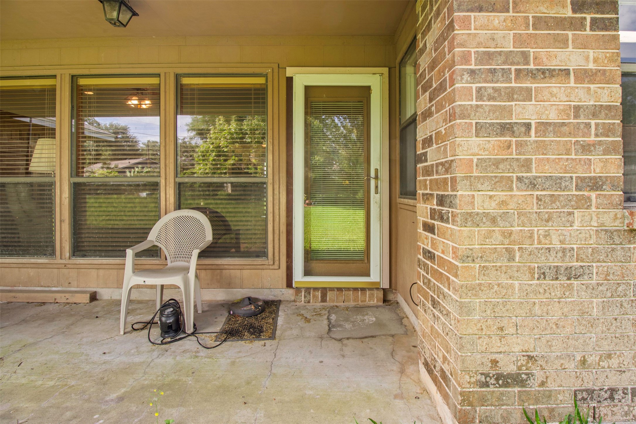 206 Stanford Road Lake Jackson, TX 77566 - Photo 20 of 26 a chair and table in front of a glass door