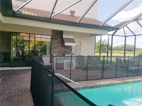 a view of a backyard