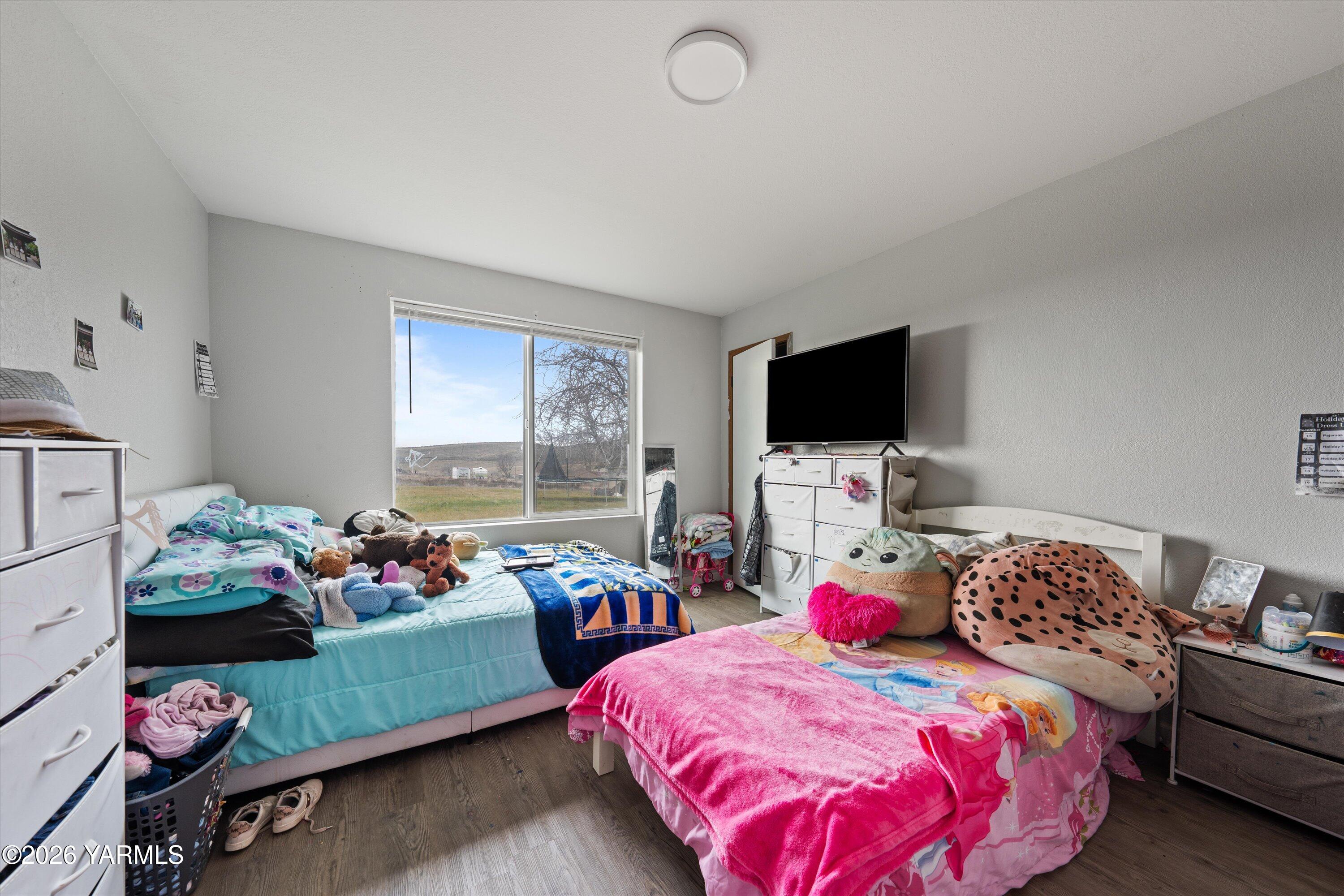 460 Sun Acres Road Zillah, WA 98953 - Photo 18 of 45 a bedroom with bed and a flat screen tv