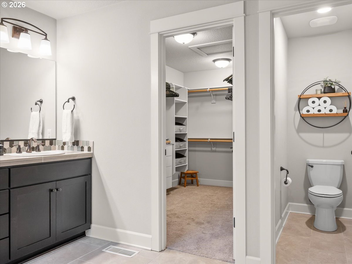 602 Northeast 149th Way Vancouver, WA 98685 - Photo 27 of 48 a bathroom with a toilet a sink and a mirror