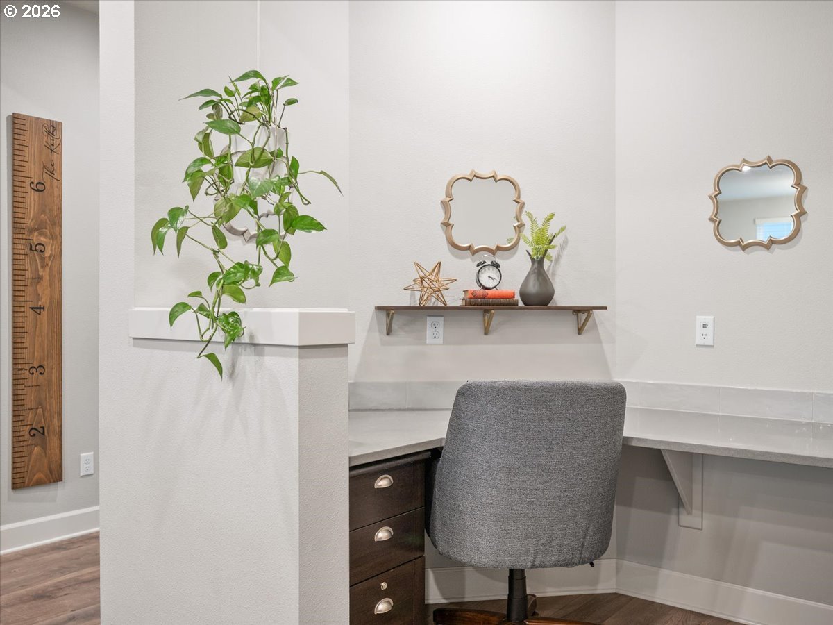 602 Northeast 149th Way Vancouver, WA 98685 - Photo 10 of 48 a living room with furniture and a potted plant
