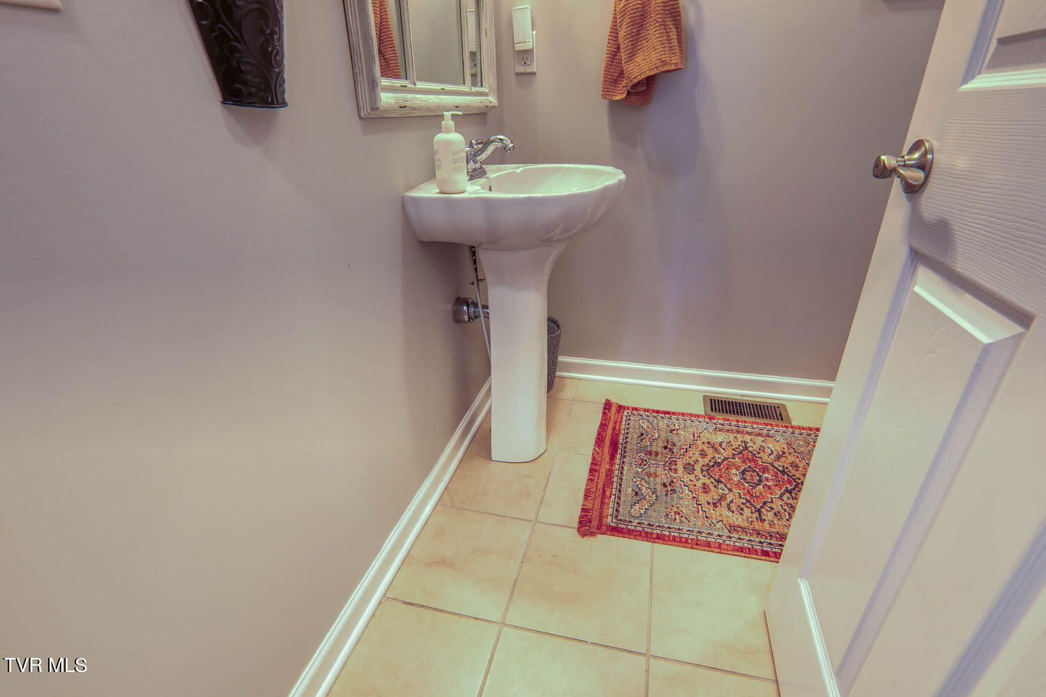 1709 Cherokee Road, Unit 301 Johnson City, TN 37604 - Photo 16 of 48 Lange. 1709 Cherokee. JC MLSb (14 of 37)