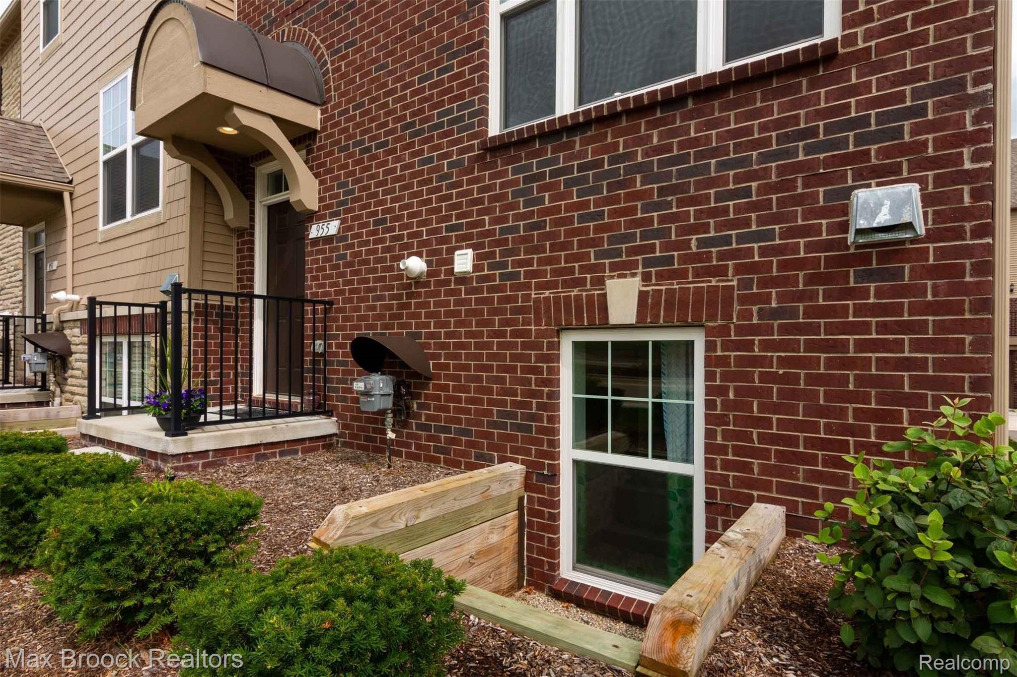 955 Barclay Circle Rochester, MI 48307 - Photo 4 of 56 Copy of 20200914-Janet-955Barclay-48307 (4 of 56).jpg