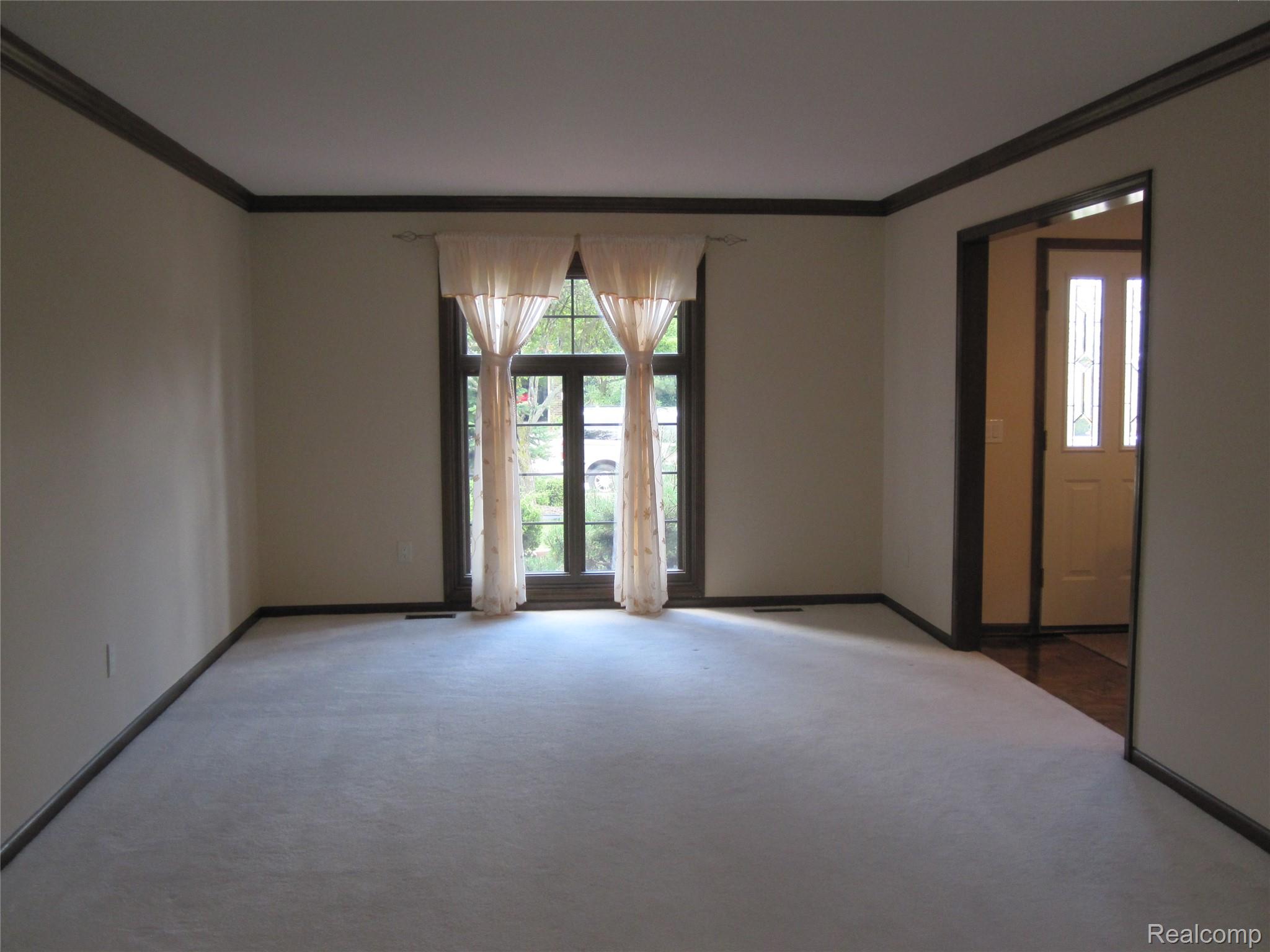 396 Shellbourne Drive Rochester, MI 48309 - Photo 9 of 14 396_Shellbourne_#9_Living_Rm.JPG