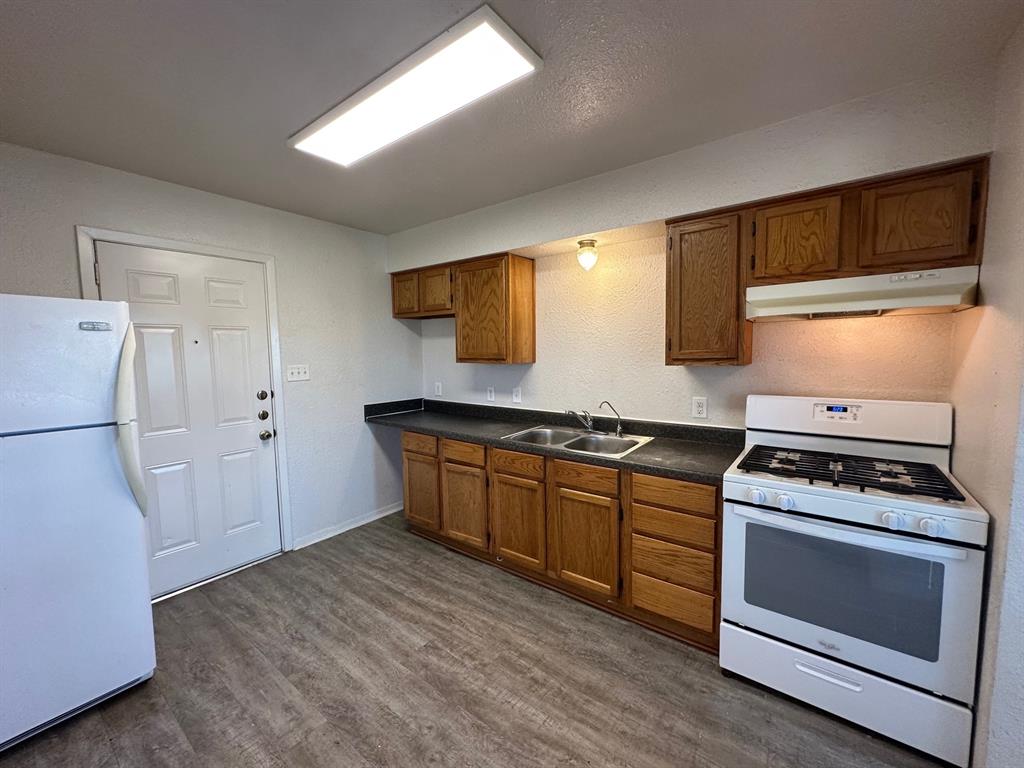 2520 County Road 406 McKinney, TX 75071 - Photo 15 of 19 a kitchen with stainless steel appliances a stove a microwave and a refrigerator