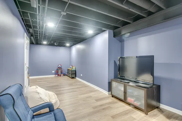 a view of a livingroom with furniture and a ceiling fan