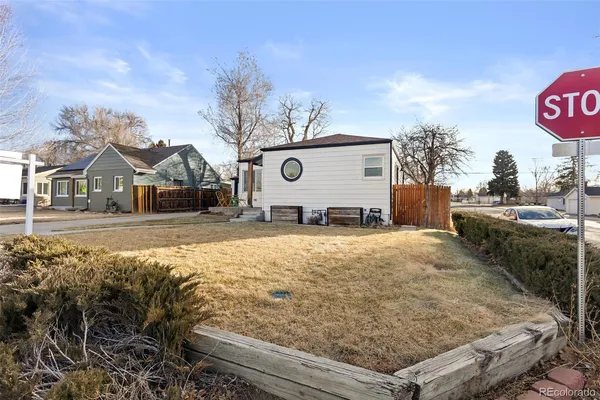 a view of a house with a yard