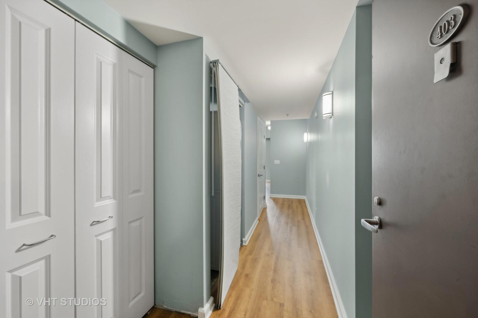 4848 North Sheridan Road, Unit 403 Chicago, IL 60640 - Photo 6 of 21 a view of a bathroom from the hallway
