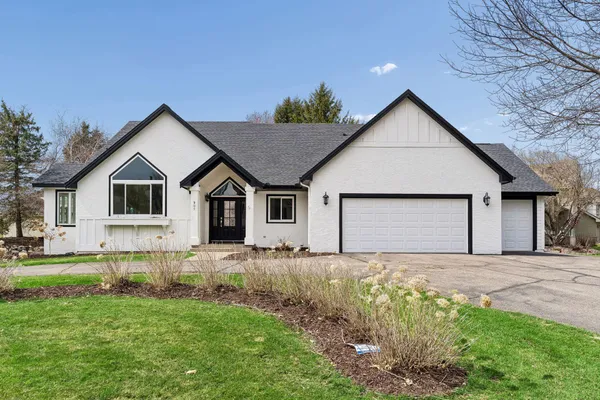 $795,000 | 901 Mendakota Court, Mendota Heights, MN 55120