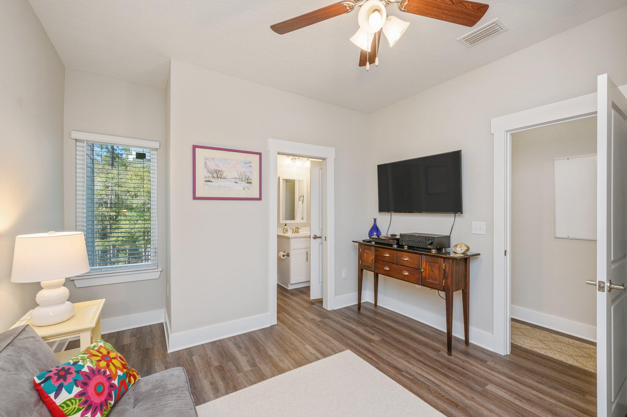 280 North Sand Palm Road Freeport, FL 32439 - Photo 26 of 34 a living room with furniture and a flat screen tv
