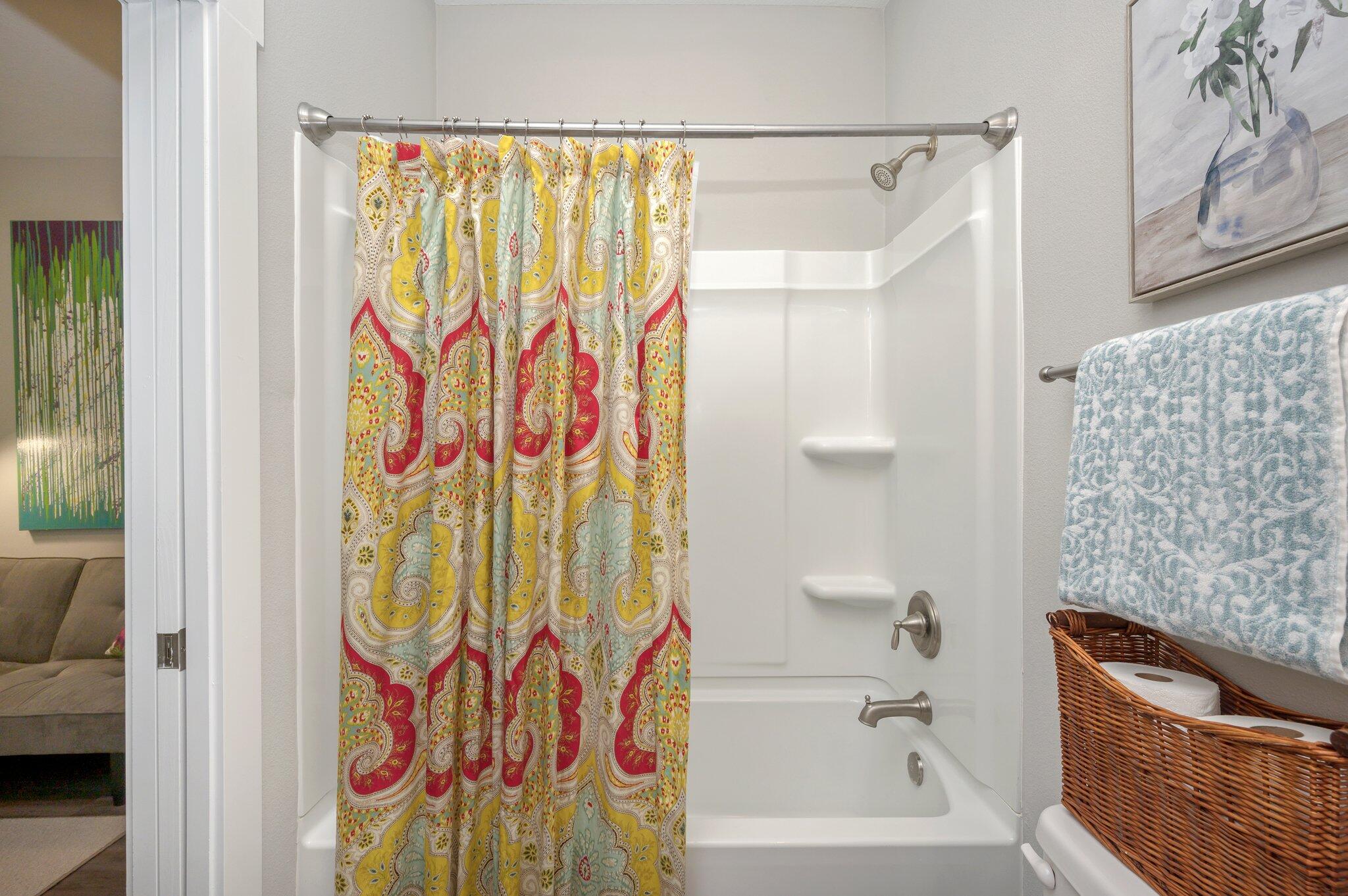 280 North Sand Palm Road Freeport, FL 32439 - Photo 29 of 34 a bathroom with a bathtub and shower