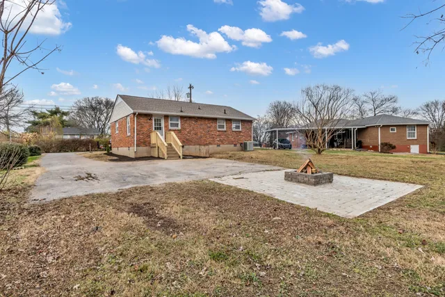 a view of a yard with a house
