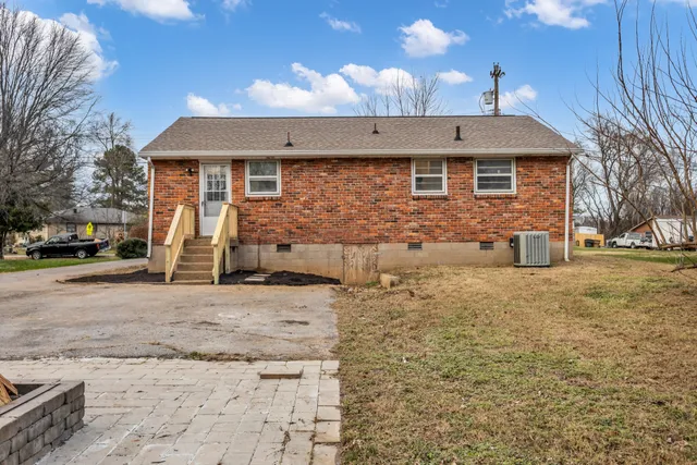 a view of a yard with a tree