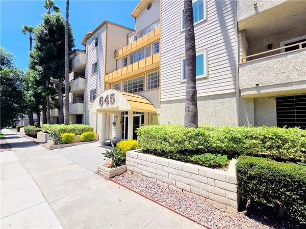 $2,995 | 645 Chestnut Avenue, Unit 215, Long Beach, CA 90802