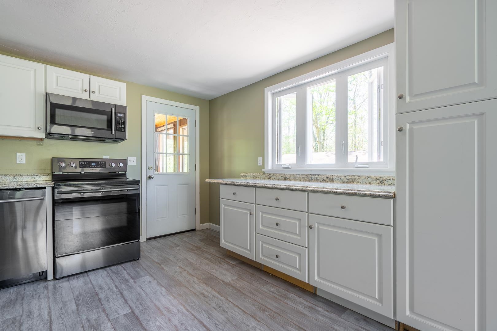 207 Whitehall Road Hooksett, NH 03106 - Photo 8 of 40
