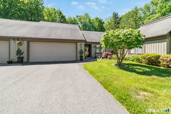 $615,000 | 28 Heritage Crest Drive, Unit E, Southbury, CT 06488