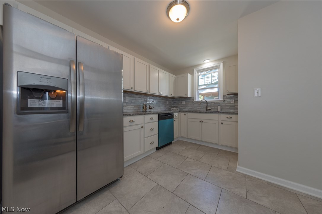 2228 Barrington Road Cleveland, OH 44118 - Photo 10 of 33 The remodeled Kitchen is comfortably large and gorgeous!